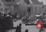 Immagine di La donna francese dà cioccolatini ai soldati della seconda Divisione Armored Luce-sous-Ballon Francia, 1944, secondo 17 filmato di repertorio 65675079391