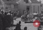 Immagine di La donna francese dà cioccolatini ai soldati della seconda Divisione Armored Luce-sous-Ballon Francia, 1944, secondo 18 filmato di repertorio 65675079391