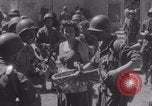 Immagine di La donna francese dà cioccolatini ai soldati della seconda Divisione Armored Luce-sous-Ballon Francia, 1944, secondo 19 filmato di repertorio 65675079391