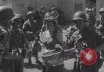 Immagine di La donna francese dà cioccolatini ai soldati della seconda Divisione Armored Luce-sous-Ballon Francia, 1944, secondo 20 filmato di repertorio 65675079391