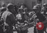 Immagine di La donna francese dà cioccolatini ai soldati della seconda Divisione Armored Luce-sous-Ballon Francia, 1944, secondo 21 filmato di repertorio 65675079391