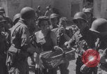 Immagine di La donna francese dà cioccolatini ai soldati della seconda Divisione Armored Luce-sous-Ballon Francia, 1944, secondo 22 filmato di repertorio 65675079391