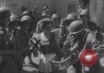 Immagine di La donna francese dà cioccolatini ai soldati della seconda Divisione Armored Luce-sous-Ballon Francia, 1944, secondo 23 filmato di repertorio 65675079391