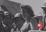 Immagine di La donna francese dà cioccolatini ai soldati della seconda Divisione Armored Luce-sous-Ballon Francia, 1944, secondo 24 filmato di repertorio 65675079391