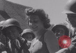 Immagine di La donna francese dà cioccolatini ai soldati della seconda Divisione Armored Luce-sous-Ballon Francia, 1944, secondo 25 filmato di repertorio 65675079391