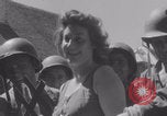 Immagine di La donna francese dà cioccolatini ai soldati della seconda Divisione Armored Luce-sous-Ballon Francia, 1944, secondo 26 filmato di repertorio 65675079391