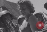 Immagine di La donna francese dà cioccolatini ai soldati della seconda Divisione Armored Luce-sous-Ballon Francia, 1944, secondo 27 filmato di repertorio 65675079391