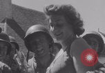 Immagine di La donna francese dà cioccolatini ai soldati della seconda Divisione Armored Luce-sous-Ballon Francia, 1944, secondo 28 filmato di repertorio 65675079391