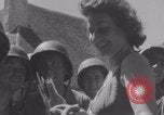 Immagine di La donna francese dà cioccolatini ai soldati della seconda Divisione Armored Luce-sous-Ballon Francia, 1944, secondo 29 filmato di repertorio 65675079391