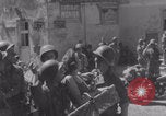 Immagine di La donna francese dà cioccolatini ai soldati della seconda Divisione Armored Luce-sous-Ballon Francia, 1944, secondo 30 filmato di repertorio 65675079391