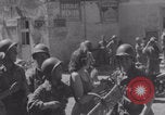 Immagine di La donna francese dà cioccolatini ai soldati della seconda Divisione Armored Luce-sous-Ballon Francia, 1944, secondo 31 filmato di repertorio 65675079391