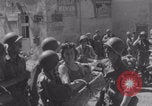 Immagine di La donna francese dà cioccolatini ai soldati della seconda Divisione Armored Luce-sous-Ballon Francia, 1944, secondo 33 filmato di repertorio 65675079391