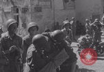 Immagine di La donna francese dà cioccolatini ai soldati della seconda Divisione Armored Luce-sous-Ballon Francia, 1944, secondo 35 filmato di repertorio 65675079391