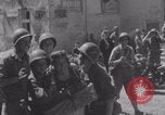 Immagine di La donna francese dà cioccolatini ai soldati della seconda Divisione Armored Luce-sous-Ballon Francia, 1944, secondo 36 filmato di repertorio 65675079391