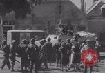 Immagine di La donna francese dà cioccolatini ai soldati della seconda Divisione Armored Luce-sous-Ballon Francia, 1944, secondo 37 filmato di repertorio 65675079391