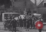 Immagine di La donna francese dà cioccolatini ai soldati della seconda Divisione Armored Luce-sous-Ballon Francia, 1944, secondo 39 filmato di repertorio 65675079391