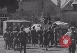 Immagine di La donna francese dà cioccolatini ai soldati della seconda Divisione Armored Luce-sous-Ballon Francia, 1944, secondo 40 filmato di repertorio 65675079391