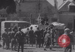 Immagine di La donna francese dà cioccolatini ai soldati della seconda Divisione Armored Luce-sous-Ballon Francia, 1944, secondo 41 filmato di repertorio 65675079391