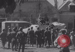 Immagine di La donna francese dà cioccolatini ai soldati della seconda Divisione Armored Luce-sous-Ballon Francia, 1944, secondo 42 filmato di repertorio 65675079391