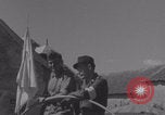 Immagine di La donna francese dà cioccolatini ai soldati della seconda Divisione Armored Luce-sous-Ballon Francia, 1944, secondo 44 filmato di repertorio 65675079391