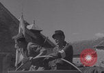 Immagine di La donna francese dà cioccolatini ai soldati della seconda Divisione Armored Luce-sous-Ballon Francia, 1944, secondo 46 filmato di repertorio 65675079391