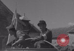 Immagine di La donna francese dà cioccolatini ai soldati della seconda Divisione Armored Luce-sous-Ballon Francia, 1944, secondo 47 filmato di repertorio 65675079391
