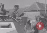 Immagine di La donna francese dà cioccolatini ai soldati della seconda Divisione Armored Luce-sous-Ballon Francia, 1944, secondo 49 filmato di repertorio 65675079391