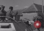 Immagine di La donna francese dà cioccolatini ai soldati della seconda Divisione Armored Luce-sous-Ballon Francia, 1944, secondo 50 filmato di repertorio 65675079391