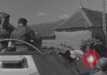 Immagine di La donna francese dà cioccolatini ai soldati della seconda Divisione Armored Luce-sous-Ballon Francia, 1944, secondo 51 filmato di repertorio 65675079391