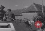 Immagine di La donna francese dà cioccolatini ai soldati della seconda Divisione Armored Luce-sous-Ballon Francia, 1944, secondo 52 filmato di repertorio 65675079391