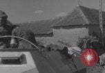 Immagine di La donna francese dà cioccolatini ai soldati della seconda Divisione Armored Luce-sous-Ballon Francia, 1944, secondo 53 filmato di repertorio 65675079391