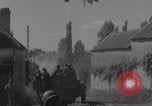 Immagine di La donna francese dà cioccolatini ai soldati della seconda Divisione Armored Luce-sous-Ballon Francia, 1944, secondo 54 filmato di repertorio 65675079391
