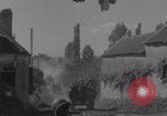 Immagine di La donna francese dà cioccolatini ai soldati della seconda Divisione Armored Luce-sous-Ballon Francia, 1944, secondo 57 filmato di repertorio 65675079391