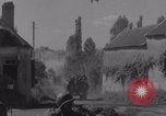 Immagine di La donna francese dà cioccolatini ai soldati della seconda Divisione Armored Luce-sous-Ballon Francia, 1944, secondo 59 filmato di repertorio 65675079391