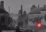 Immagine di La donna francese dà cioccolatini ai soldati della seconda Divisione Armored Luce-sous-Ballon Francia, 1944, secondo 60 filmato di repertorio 65675079391