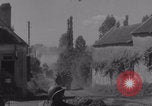 Immagine di La donna francese dà cioccolatini ai soldati della seconda Divisione Armored Luce-sous-Ballon Francia, 1944, secondo 61 filmato di repertorio 65675079391