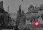 Immagine di La donna francese dà cioccolatini ai soldati della seconda Divisione Armored Luce-sous-Ballon Francia, 1944, secondo 62 filmato di repertorio 65675079391
