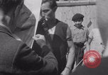 Image Affiche Hitler brûlée par les Français La Ferte France, 1944, de la seconde 16 séquences d'archives historiques vidéo 65675079395