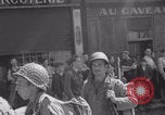 Image Affiche Hitler brûlée par les Français La Ferte France, 1944, de la seconde 24 séquences d'archives historiques vidéo 65675079395