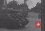 Immagine di M4 Sherman Tank Street lotta WW2 Antony Francia, 1944, secondo 13 filmato di repertorio 65675079399