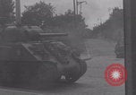 Immagine di M4 Sherman Tank Street lotta WW2 Antony Francia, 1944, secondo 14 filmato di repertorio 65675079399
