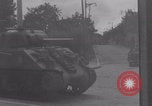Immagine di M4 Sherman Tank Street lotta WW2 Antony Francia, 1944, secondo 18 filmato di repertorio 65675079399