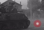 Immagine di M4 Sherman Tank Street lotta WW2 Antony Francia, 1944, secondo 19 filmato di repertorio 65675079399