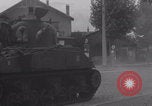 Immagine di M4 Sherman Tank Street lotta WW2 Antony Francia, 1944, secondo 22 filmato di repertorio 65675079399