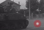 Immagine di M4 Sherman Tank Street lotta WW2 Antony Francia, 1944, secondo 23 filmato di repertorio 65675079399