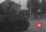 Immagine di M4 Sherman Tank Street lotta WW2 Antony Francia, 1944, secondo 24 filmato di repertorio 65675079399