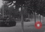 Immagine di M4 Sherman Tank Street lotta WW2 Antony Francia, 1944, secondo 29 filmato di repertorio 65675079399