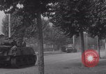 Immagine di M4 Sherman Tank Street lotta WW2 Antony Francia, 1944, secondo 35 filmato di repertorio 65675079399