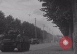 Immagine di M4 Sherman Tank Street lotta WW2 Antony Francia, 1944, secondo 45 filmato di repertorio 65675079399