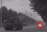 Immagine di M4 Sherman Tank Street lotta WW2 Antony Francia, 1944, secondo 53 filmato di repertorio 65675079399